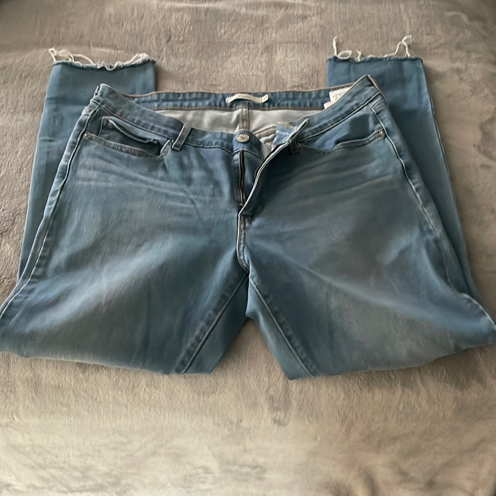 Levis 711